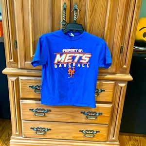 New York Mets t-shirt.  Could be worn by boys or girls
